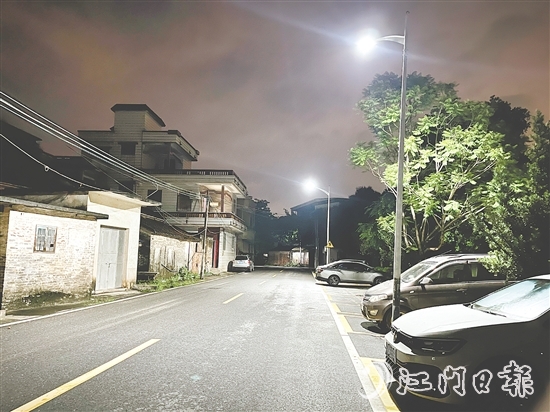 如今的河山村進村路兩旁路燈明亮，村民夜間出行更安心。