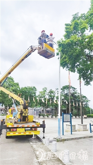 施工人員對道路兩旁路燈進行維修、更換。