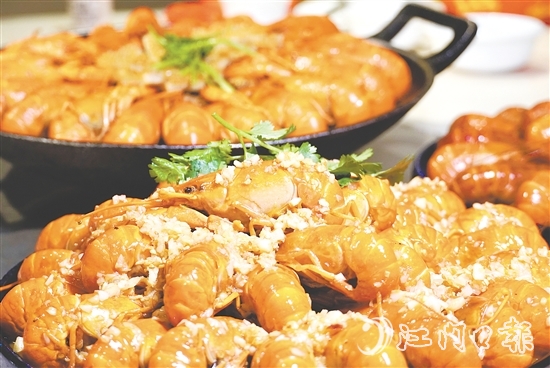 藍(lán)龍蝦肉質(zhì)豐腴鮮甜，烹飪方式多種多樣。