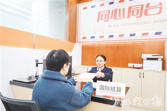 譚嘉琪經(jīng)常向群眾普及金融知識(shí)。