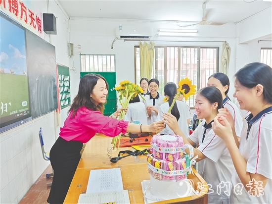 教師為同學們準備了寓意“一舉奪魁”的向日葵。