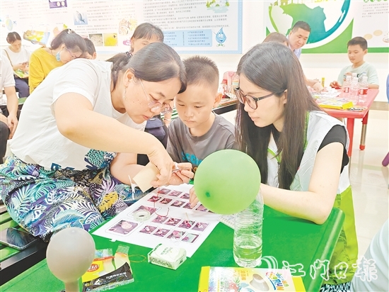 在志愿者講師的引導(dǎo)下，市民群眾通過(guò)小實(shí)驗(yàn)了解綠色低碳相關(guān)知識(shí)。