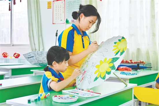 桃源鎮(zhèn)桃源小學推進“勞動+美術”跨學科融合，開設繪傘特色勞動課程，讓學生在實踐中了解美、認識美和創(chuàng)造美。