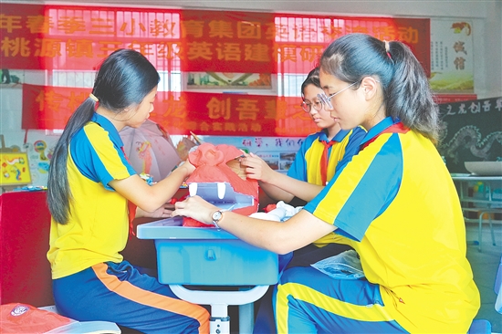 桃源鎮(zhèn)桃源小學學生利用黏土、紙板等多種材料，動手制作各類非遺“龍”主題手工藝品。