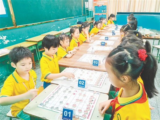 小棋手們神情專注，在棋盤上排兵布陣。