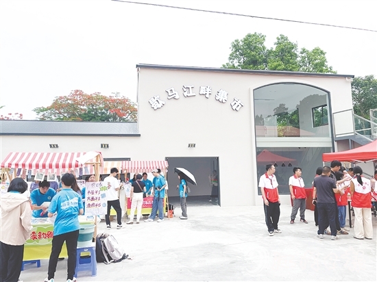 恩平歇馬學院聯(lián)合五邑大學團隊，將閑置樓房改造成歇馬江畔集市。