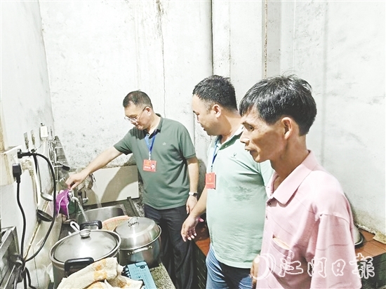良西鎮(zhèn)人大代表到村民家中了解情況，查看已經(jīng)安裝好的自來水。