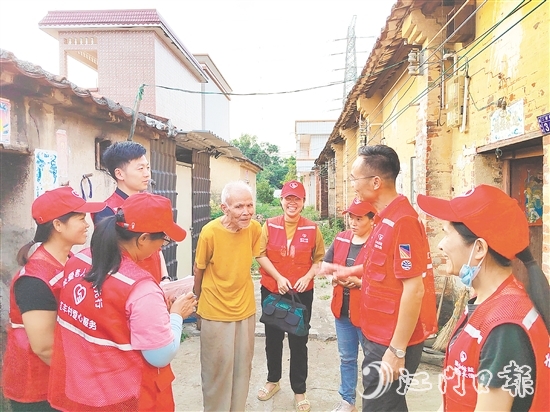 人大代表和紅豐村“愛心服務(wù)隊”進(jìn)村入戶傾聽民生訴求。