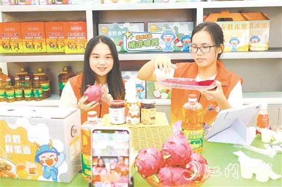 仲愷農(nóng)業(yè)工程學院學生在直播間推介龍勝特色農(nóng)產(chǎn)品。