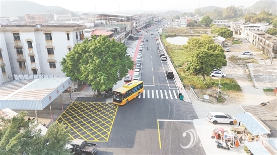 金雞鎮(zhèn)開展銀龍路升級改造工程，基礎(chǔ)設施不斷提檔升級。