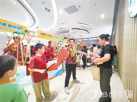活動(dòng)現(xiàn)場(chǎng)，不少市民體驗(yàn)傳統(tǒng)文化魅力。