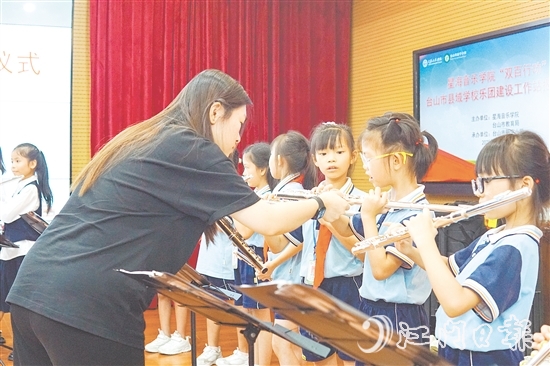 星海音樂學院師生團隊為臺山學子進行專業(yè)藝術指導。