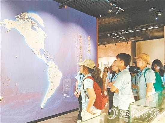 營(yíng)員們參觀臺(tái)山市華僑文化博物館，了解僑鄉(xiāng)歷史文化。