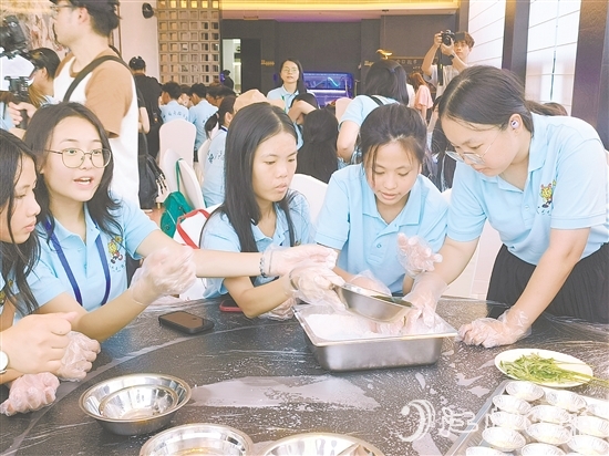 營(yíng)員們制作艾糍美食，感受僑鄉(xiāng)民俗風(fēng)情。