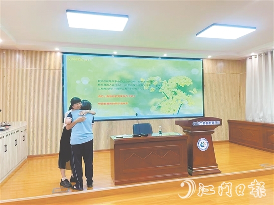 在手語朗讀環(huán)節(jié)，黃曉聰引導學生重構對過往經(jīng)歷的認知，許多學生主動用“我想抱抱你”表達情感。