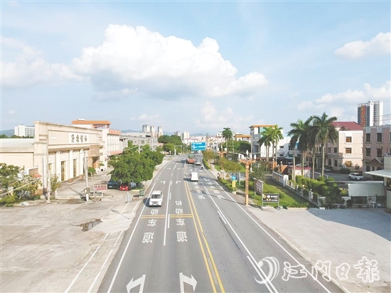 大江鎮(zhèn)人大代表助推民生實(shí)事項(xiàng)目建設(shè)跑出“加速度”，圖為實(shí)施風(fēng)貌帶升級(jí)的國道G240線廊道整治工程。