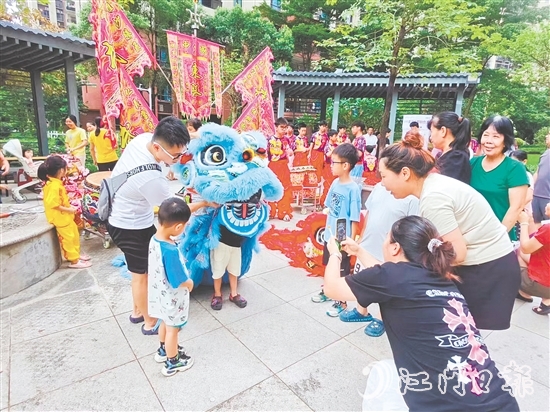非遺在社區(qū)土壤中煥發(fā)新彩，悄然增強市民對文化根脈的認同感與熱愛之情。