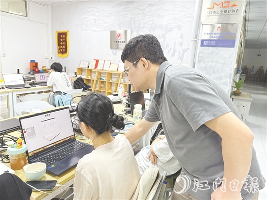 五邑大學(xué)藝術(shù)與設(shè)計學(xué)院學(xué)生在學(xué)習(xí)3D打印技術(shù)。