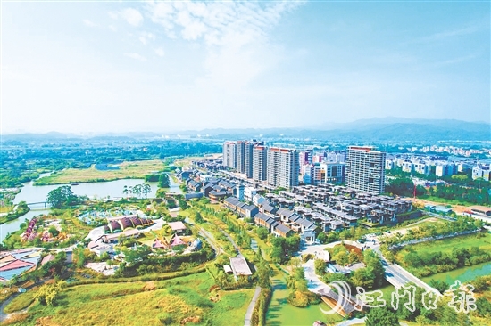 古勞鎮(zhèn)雙橋村將約43公頃（645畝）耕地及魚(yú)塘對(duì)接華僑城古勞水鄉(xiāng)景區(qū)發(fā)展魚(yú)耕農(nóng)旅項(xiàng)目，每年村、組兩級(jí)收入達(dá)225萬(wàn)元。圖為古勞水鄉(xiāng)景區(qū)。