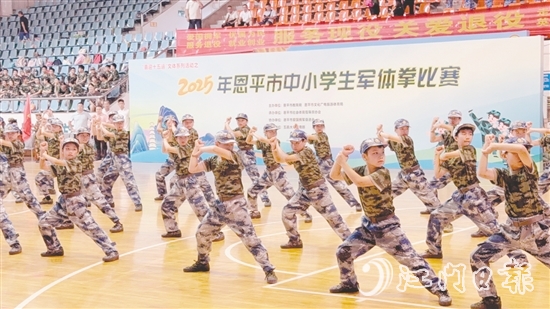 各參賽隊(duì)伍身著統(tǒng)一服裝，列隊(duì)整齊，口號響亮，一招一式剛勁有力。