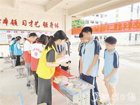 工作人員向?qū)W生宣傳防溺水知識。