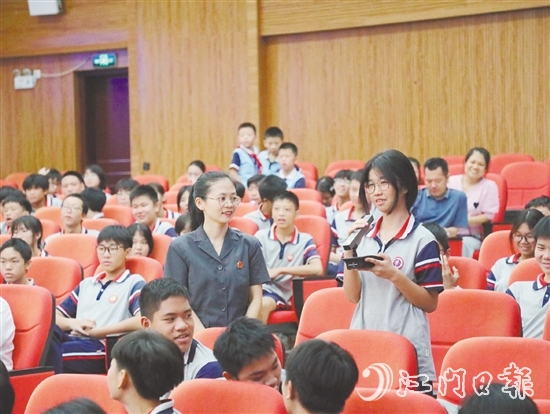庭審結(jié)束后，承辦法官?lài)@被告人犯罪行為，以案釋法，與學(xué)生互動(dòng)。