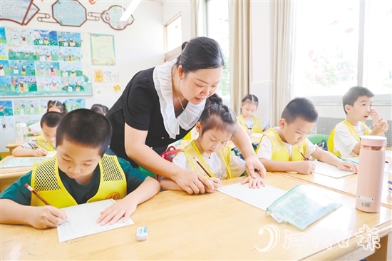 硬筆書法課上，孩子們在教師的指導(dǎo)下，一筆一畫認(rèn)真書寫。