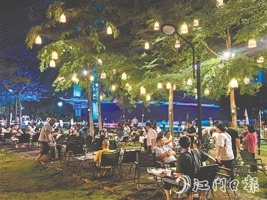 每當(dāng)入夜，江順大橋“九點九”文旅集市便會迎來大量市民游客。