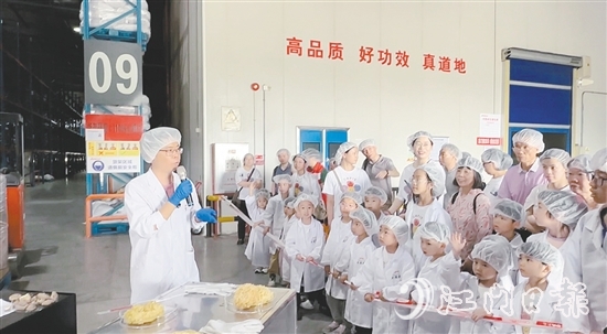 家長和孩子了解產(chǎn)品生產(chǎn)細(xì)節(jié)。