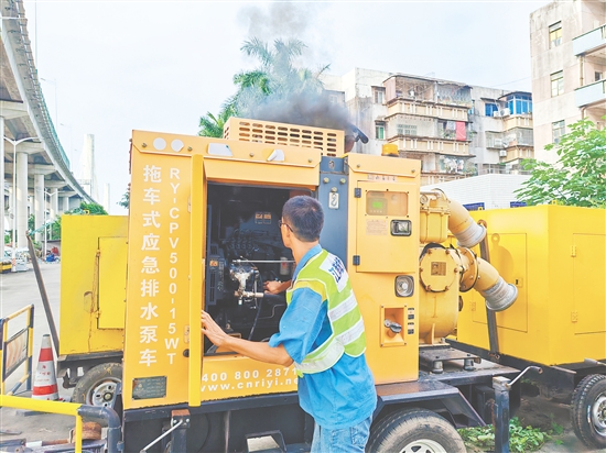 江門城管針對(duì)性前置8臺(tái)抽水泵車至防汛一線，確保積水出現(xiàn)時(shí)能快速響應(yīng)。蔡昭璐