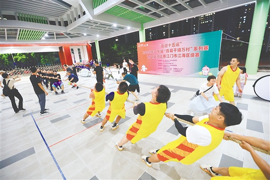 賽場(chǎng)上，隊(duì)員們拼盡全力，比賽氛圍緊張刺激。