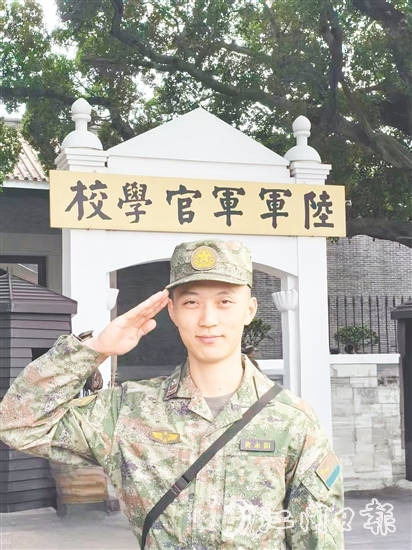 黃永陽曾是空軍機(jī)務(wù)兵，如今是開平市農(nóng)業(yè)科學(xué)研究所技術(shù)員，在田野間續(xù)寫“守護(hù)”的故事。