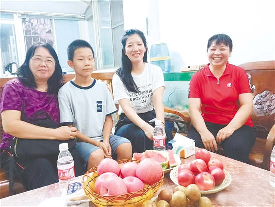 謝王亮與老師、母親（右一）合影。
