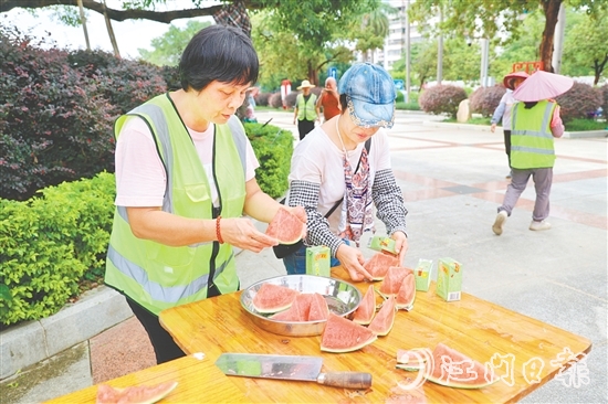 環(huán)衛(wèi)工人收到西瓜和清涼飲料。 環(huán)衛(wèi)工人收到西瓜和清涼飲料。