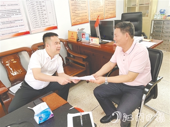 吳泓汛（左）著力構(gòu)建“一站式”矛盾調(diào)處平臺，讓群眾煩心事有處說、有人管。
