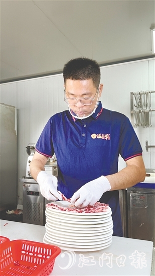 餐館繁忙時，溫偉文也會親自上陣。