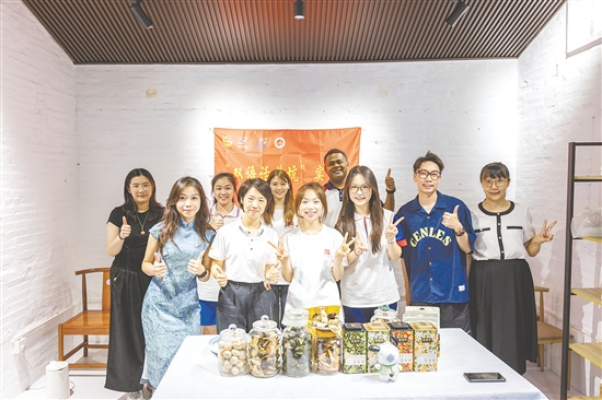五邑大學(xué)的“雙語(yǔ)話茶坑”實(shí)踐團(tuán)利用雙語(yǔ)直播為新會(huì)區(qū)茶坑村的鄉(xiāng)土特產(chǎn)打開(kāi)銷(xiāo)路。