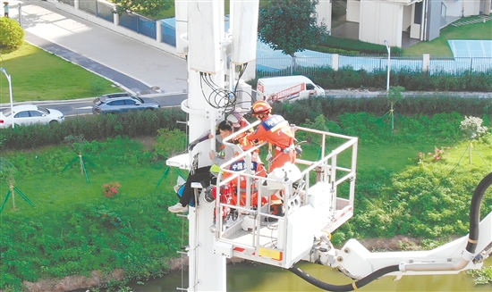 消防員通過(guò)架設(shè)78米登高平臺(tái)消防車(chē)，迅速登頂開(kāi)展救援。