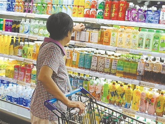 各大超市、便利店的貨架醒目位置上擺放著瓶裝草本茶飲。
