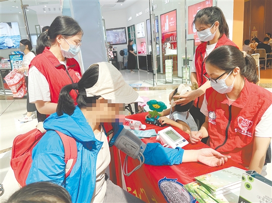 活動(dòng)現(xiàn)場(chǎng)，醫(yī)護(hù)人員為市民量血壓。
