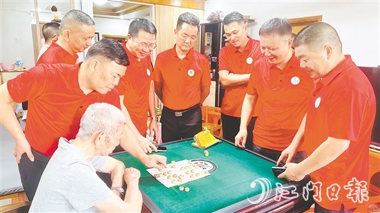 長沙商會(huì)會(huì)員與老兵下象棋。