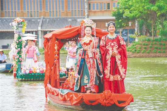 《嶺南水上婚禮》讓游客沉浸式體驗“花船迎親、拜堂成禮”的傳統(tǒng)風俗。