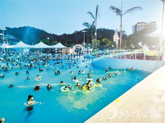 江門(mén)兒童公園水樂(lè)園試營(yíng)業(yè)，造浪池游客眾多，上演水上狂歡。