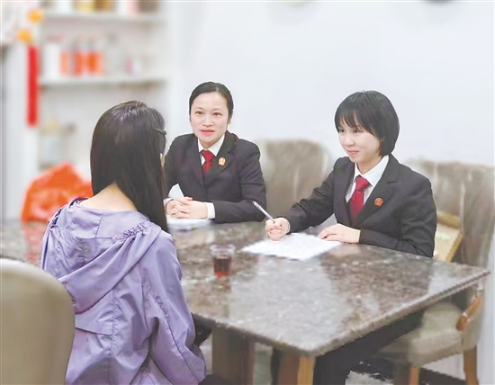 法官通過“家庭式”詢問，對雙方離婚后如何關(guān)心愛護(hù)孩子成長等進(jìn)行家庭教育。
