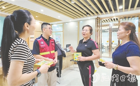 蓬江區(qū)迅速組織協(xié)調(diào)各鎮(zhèn)（街）、村（社區(qū)）力量，把捐贈物資投放到全區(qū)防控一線。圖為居民在天福社區(qū)領取防蚊產(chǎn)品。