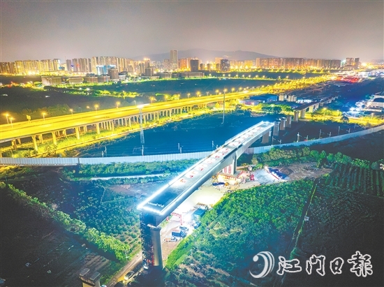 昨日凌晨，珠肇高鐵跨南車(chē)路特大橋T構(gòu)橋順利完成轉(zhuǎn)體作業(yè)。