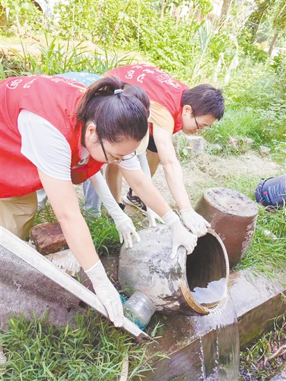 工作人員清除蚊子孳生地。