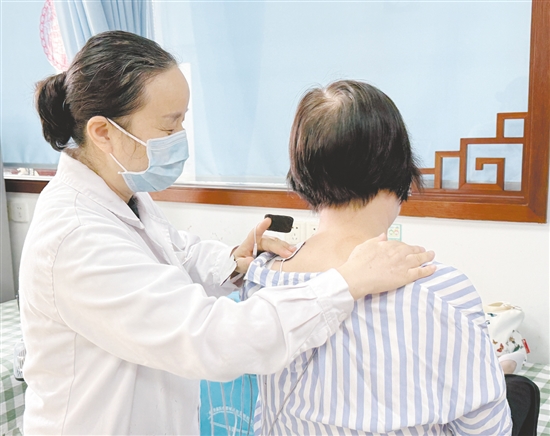 “中醫(yī)特色療法中心”為患者提供“一站式”傳統(tǒng)療法服務。