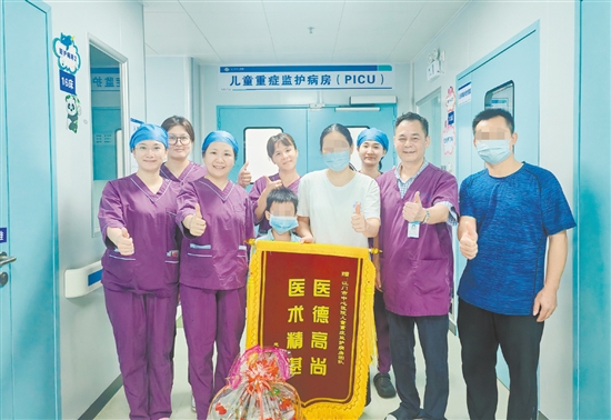 溺水男童和家人為醫(yī)護(hù)人員送錦旗。