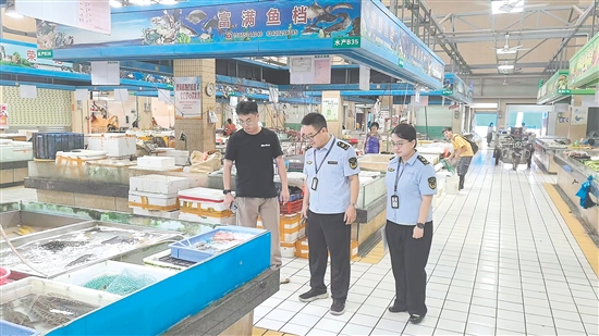 市場監(jiān)管部門加強對農貿市場、藥店等重點場所的監(jiān)管，織密織牢“防蚊網”。